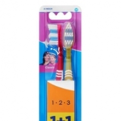 Oral B 3 Effect Toothbrush Classic 40 Medium 2 pack